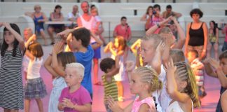 Heerlijk dansen en zingen bij de minidisco.