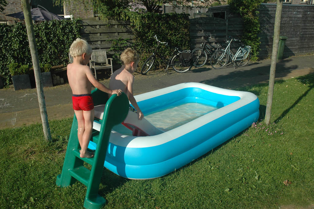 Veilig zwart Verlaten Opzetzwembad in de tuin, welke kies je?