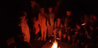Kinderen bij het kampvuur