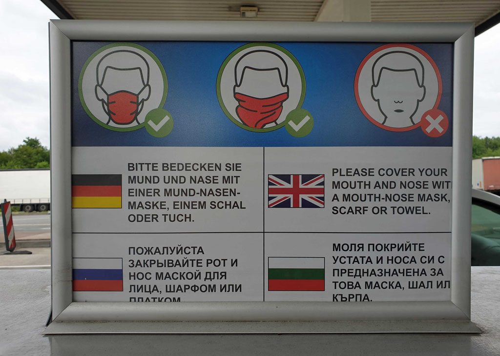 Uitleg in diverse talen dat je een mondkapje moet dragen reizen-tijdens-pandemie-7