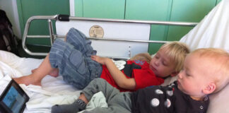De zoons van Iris worden met het norovirus opgenomen in het ziekenhuis in Lanzarote.