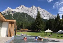 Vanuit het verwarmde baby- en peuterbad van het Zugspitz resort hebben we dit mooie uitzicht. Dit is genieten!