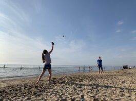 Een balspelletje is leuk om mee te nemen naar het strand op een zomerse dag.