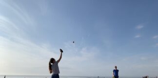 Een balspelletje is leuk om mee te nemen naar het strand op een zomerse dag.