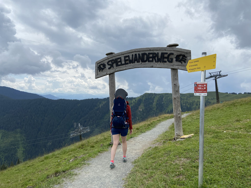 De Spielewanderweg begint bij het bergstation van de Asitz.