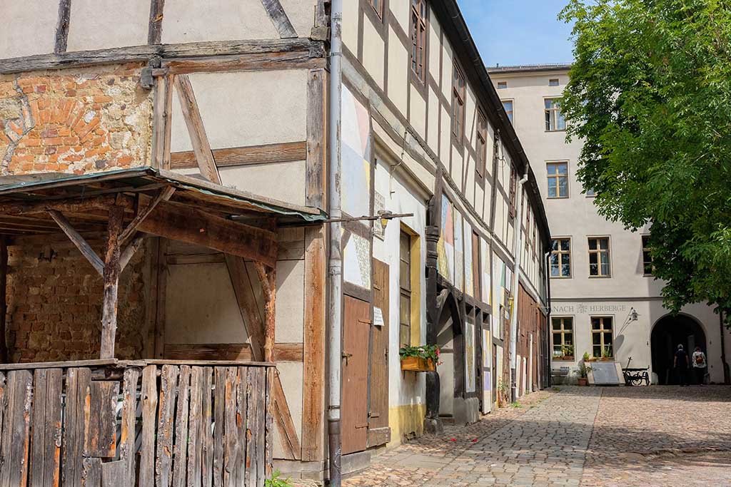 In dit straatje staan de oudste huizen van Lutherstadt-Wittenburg, waaronder het huis van de schilder Cranach