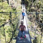 We zien de diepte onder ons vanaf deze toffe hangbrug in de regio Schladming-Dachstein.