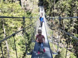 We zien de diepte onder ons vanaf deze toffe hangbrug in de regio Schladming-Dachstein.