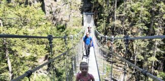 We zien de diepte onder ons vanaf deze toffe hangbrug in de regio Schladming-Dachstein.