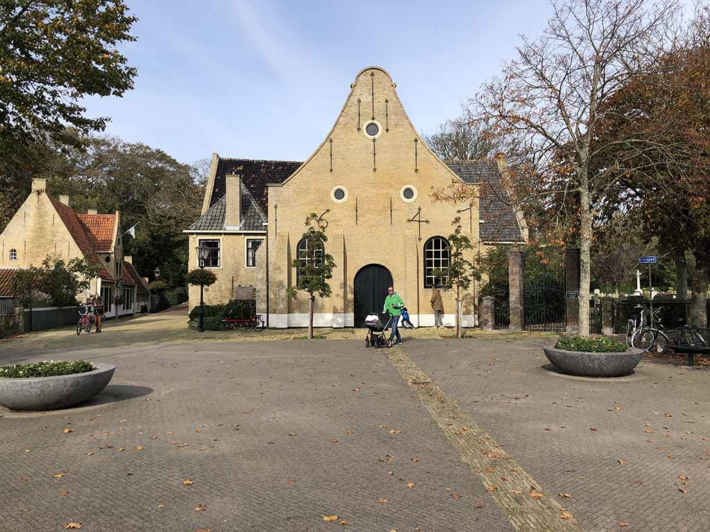 Het Kerkplein in Oost-Vlieland