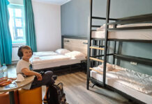 Een ruime nette kamer zo'n familiekamer Overnachten-in-een-familiekamer-bij-AOhostels-2