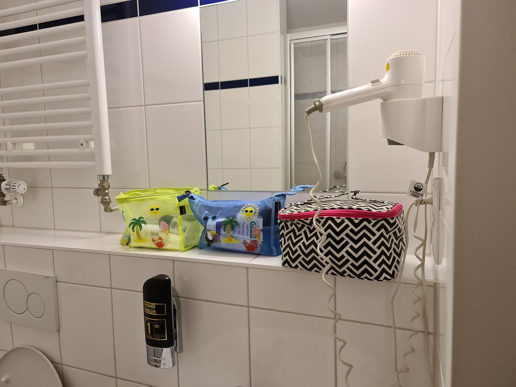 Eigen sanitair, dat vind ik zelf altijd het meest fijne bij een overnachting Overnachten-in-een-familiekamer-bij-AOhostels-5
