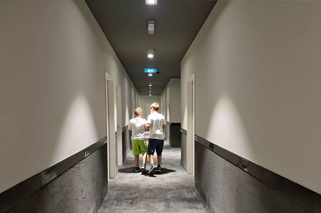 De gangen zijn ruim en overzichtelijk Overnachten-in-een-familiekamer-bij-AOhostels-8