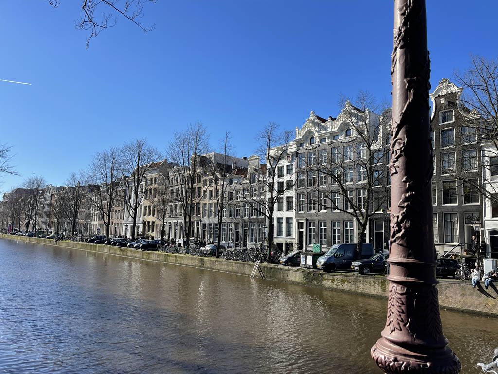 Natuurlijk lopen we langs de bekende Amsterdamse grachten.