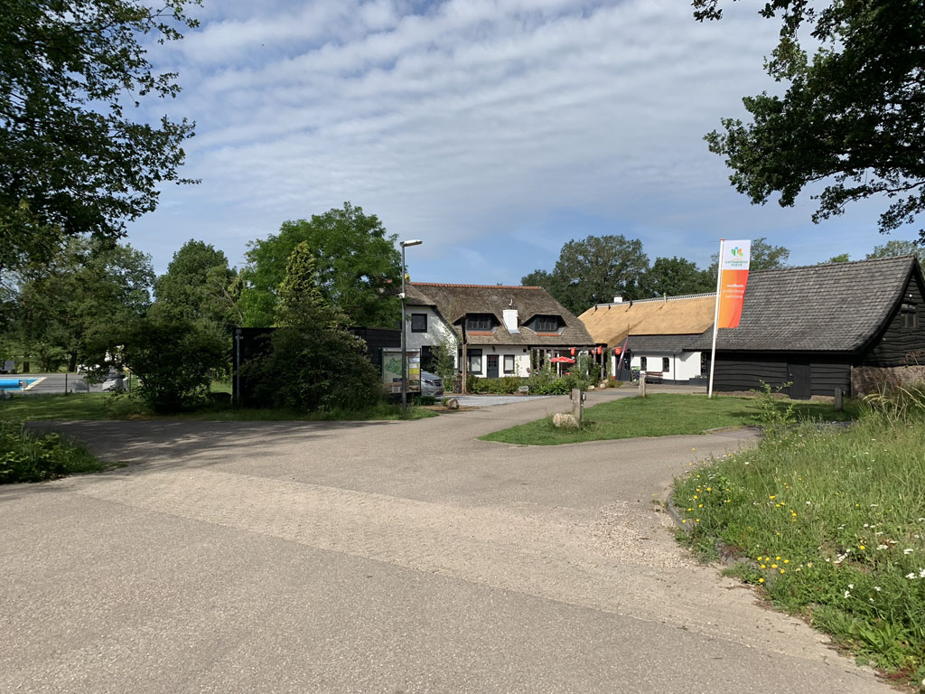 De hoofdgebouwen van Landgoed Kattenbergse hoeve waarop de Mooi Twente Lodges staan. Met kleine winkel en restaurant.