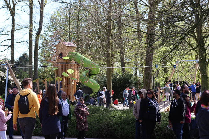 Er is een grote speeltuin voor de kinderen