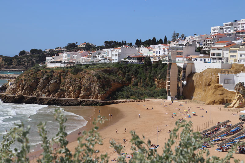 Mooi uitzicht over het strand van Albufeira