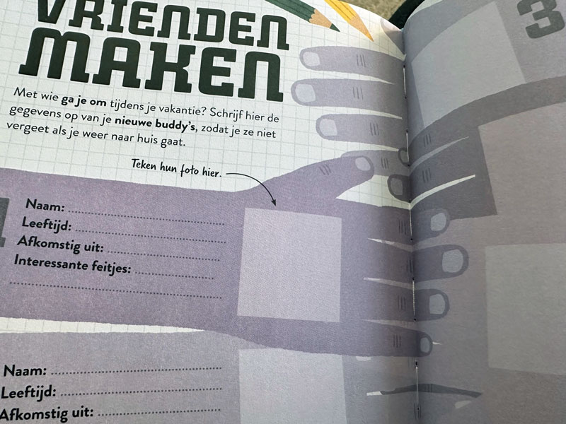 Nieuwe vriendjes noteren in een reisdagboek van Lonely Planet Kids