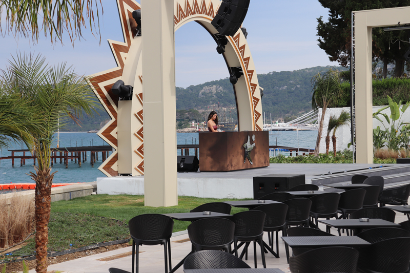 DJ draait in Kemer