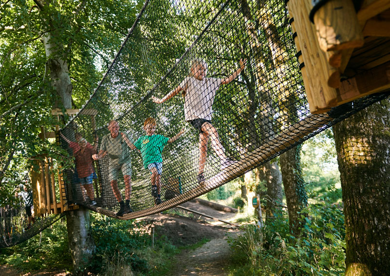 Kinderen op de hangbrug bij GIVSKUD ZOO bij LEGOLAND Billund Resort