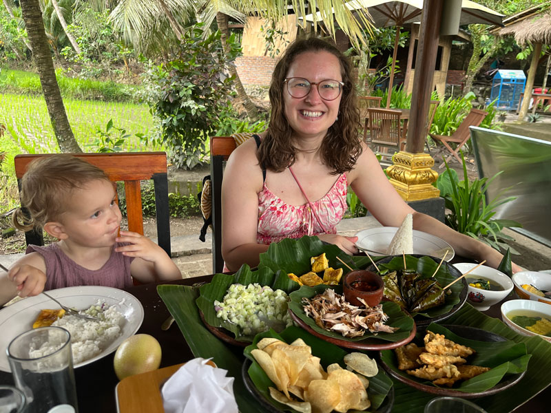 stop in Bonjeruk Village onderweg naar Tetebatu, Lombok met kinderen