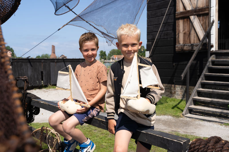 Kinderen ontdekken spelend het Zuiderzeemuseum in Enkhuizen tijdens de zomervakantie