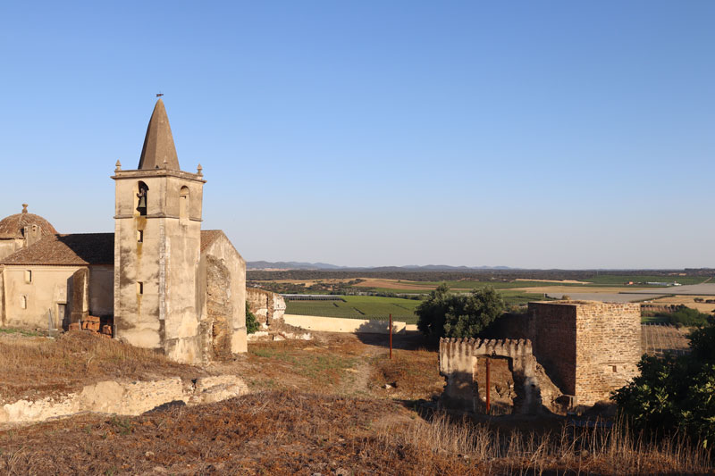 Oude vestingmuren van het fort van Juromenha in de Alentejo