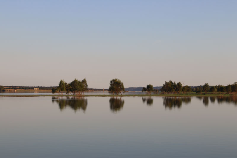 Uitzicht over het meer bij Alandroal tijdens een vakantie in Alentejo met kinderen
