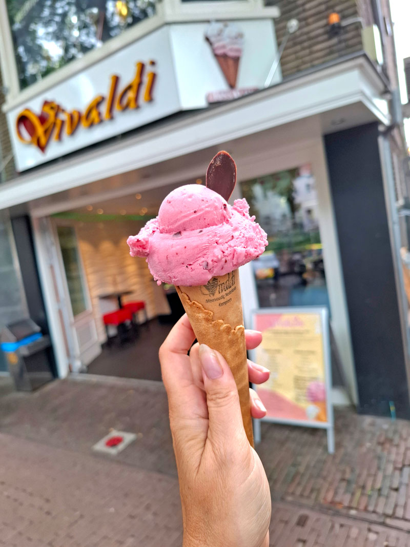 Een ijsje eten bij een ijssalon in Hoorn