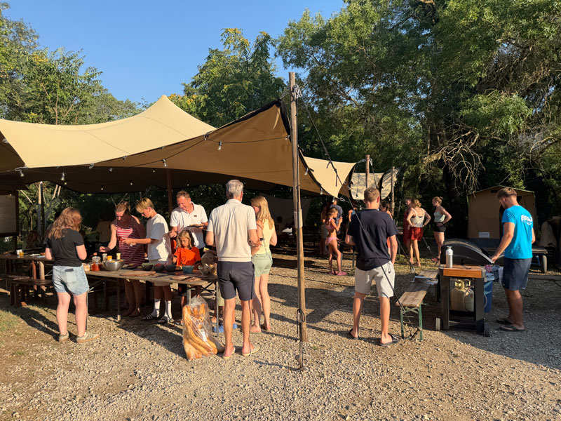 Centrale ontmoetingsplek op de camping van Estivant in de Ardèche