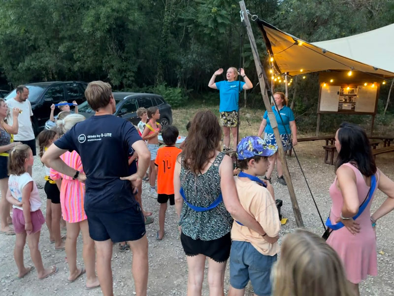Eenoudergezinnen genieten van de sfeer op de camping in de Ardèche