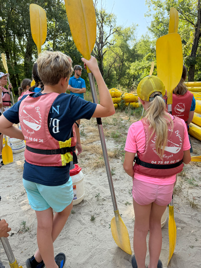 Kanoën over de rivier tijdens de eenoudervakantie in de Ardèche