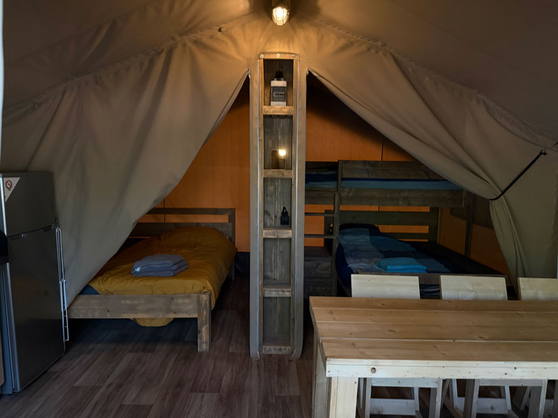 Safaritent op de camping tijdens de Estivant-vakantie in de Ardèche