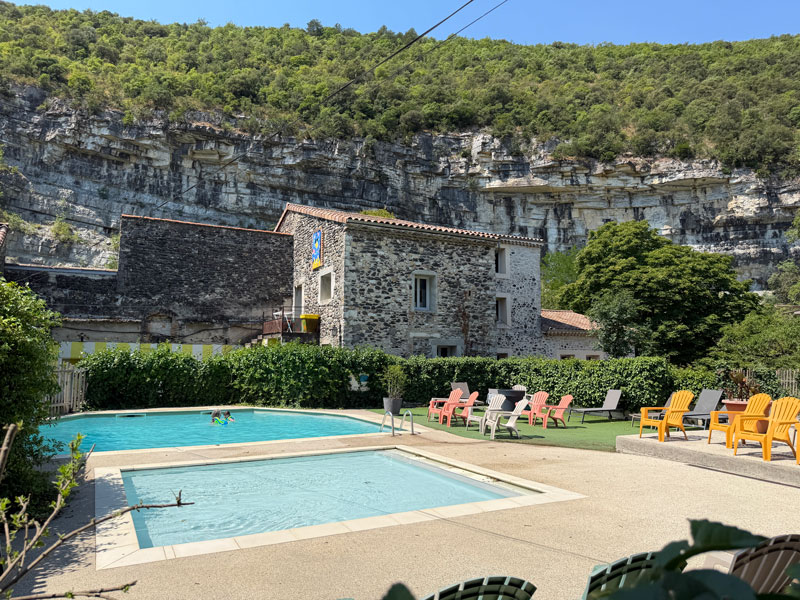 Kinderen zwemmen samen tijdens de Estivant-vakantie in de Ardèche
