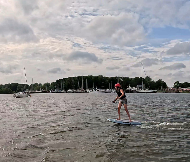 Efoilen met tieners op het Markermeer bij Hoorn