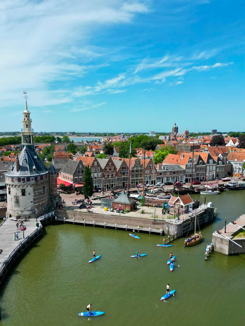 Suppen met kinderen door de haven van Hoorn