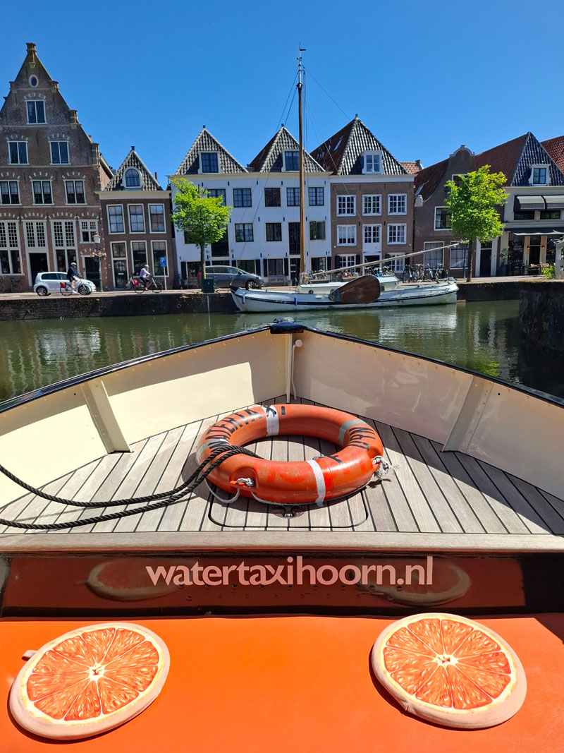 Watertaxi tijdens een rondvaart door de havens van Hoorn
