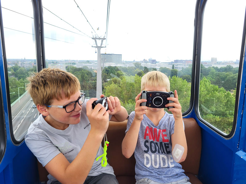 Met kinderen in de kabelbaan over de Rijn in Keulen