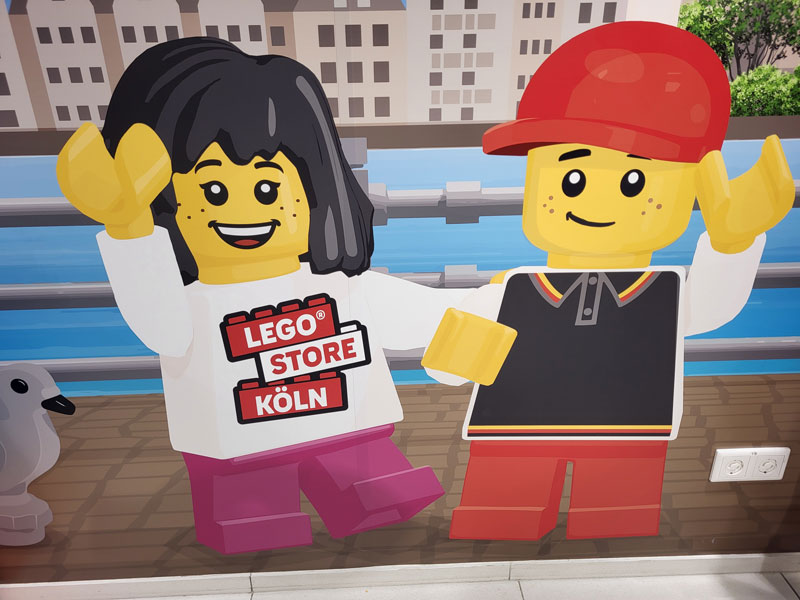 Kinderen bekijken LEGO in de LEGO Store in Keulen