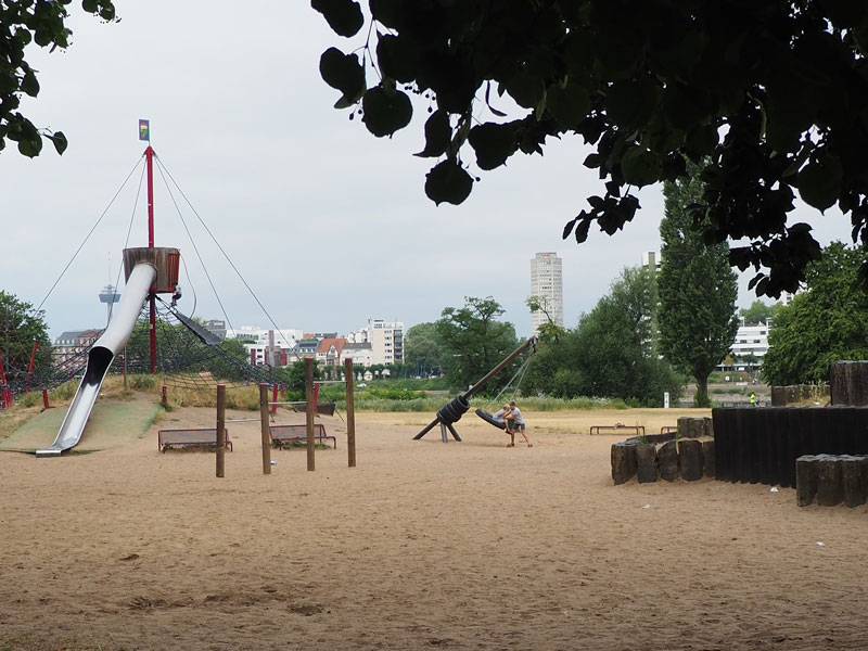 Grote speeltuin in het Rheinpark in Keulen