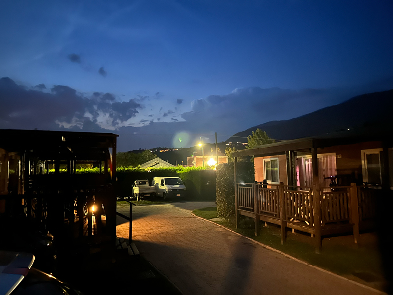 Camping Mario Village met kinderen in het donker